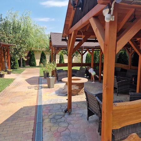 Holiday Apartmanhaz Гюла Екстериор снимка