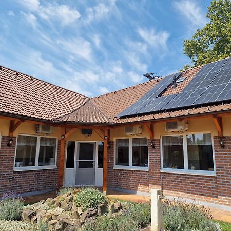 Holiday Apartmanhaz Гюла Екстериор снимка