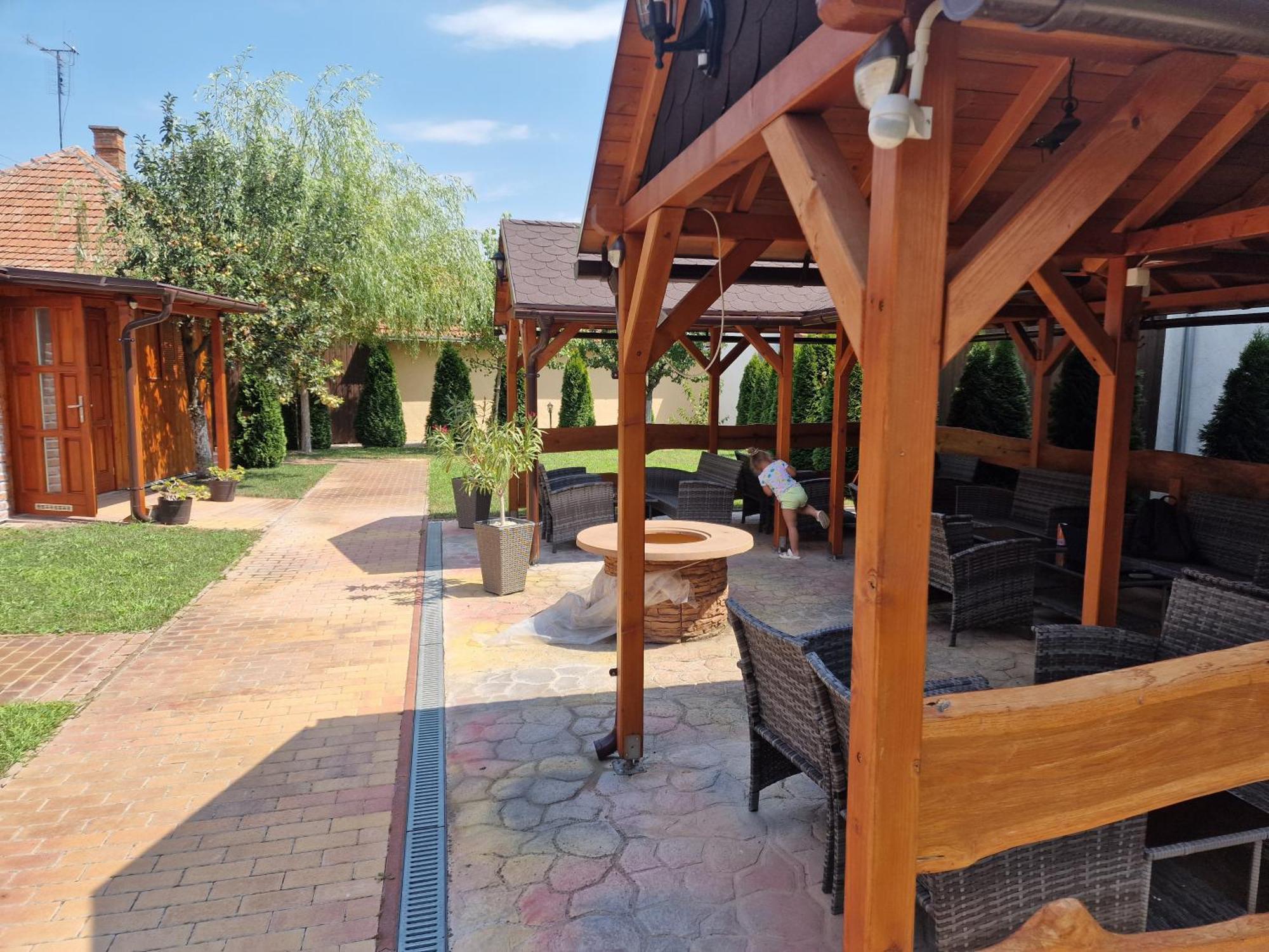 Holiday Apartmanhaz Гюла Екстериор снимка