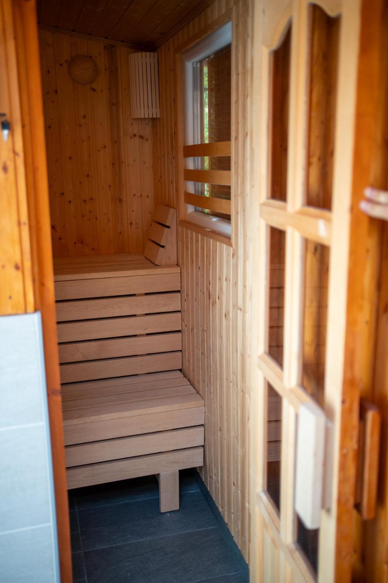 Holiday Apartmanhaz Гюла Екстериор снимка