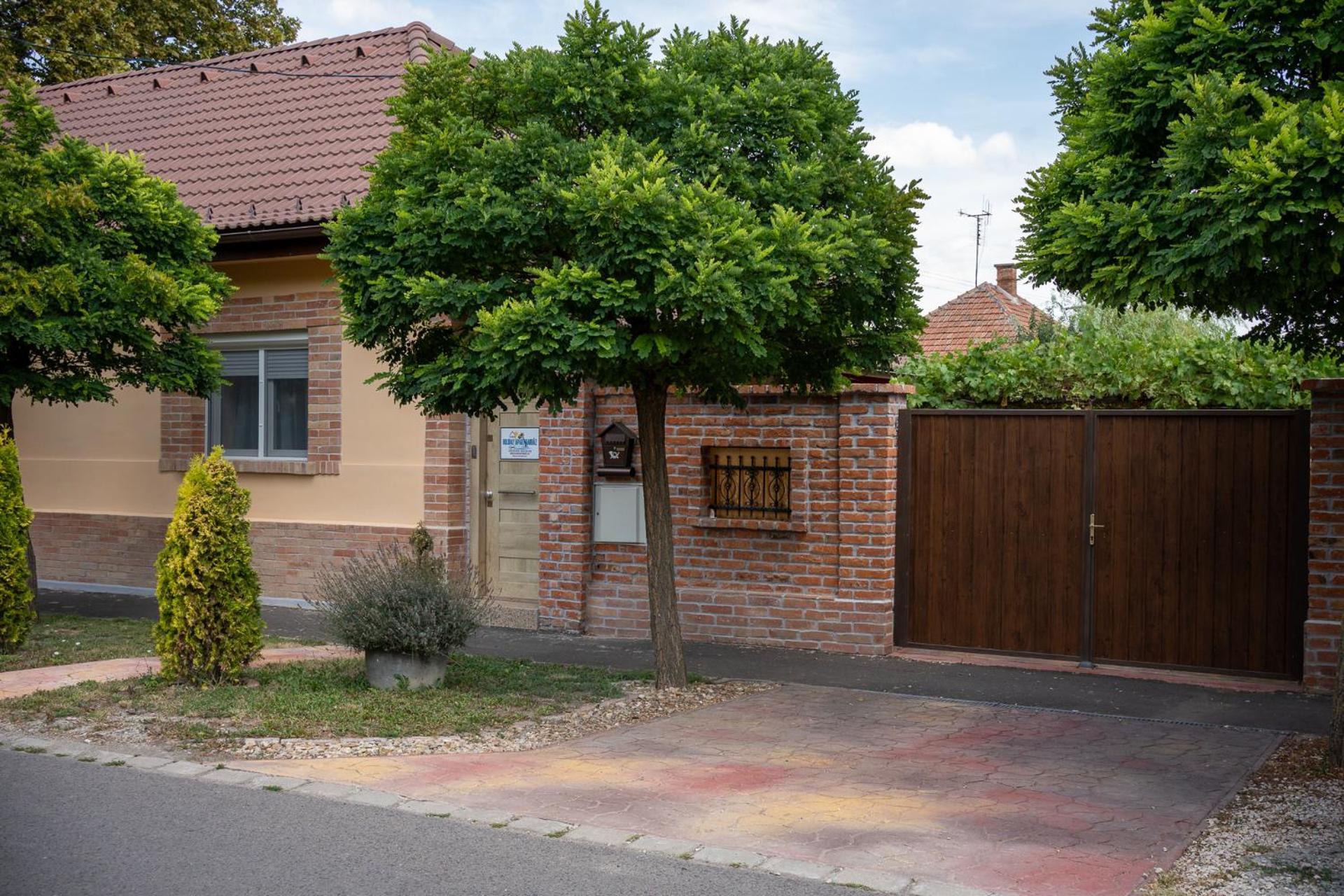 Holiday Apartmanhaz Гюла Екстериор снимка