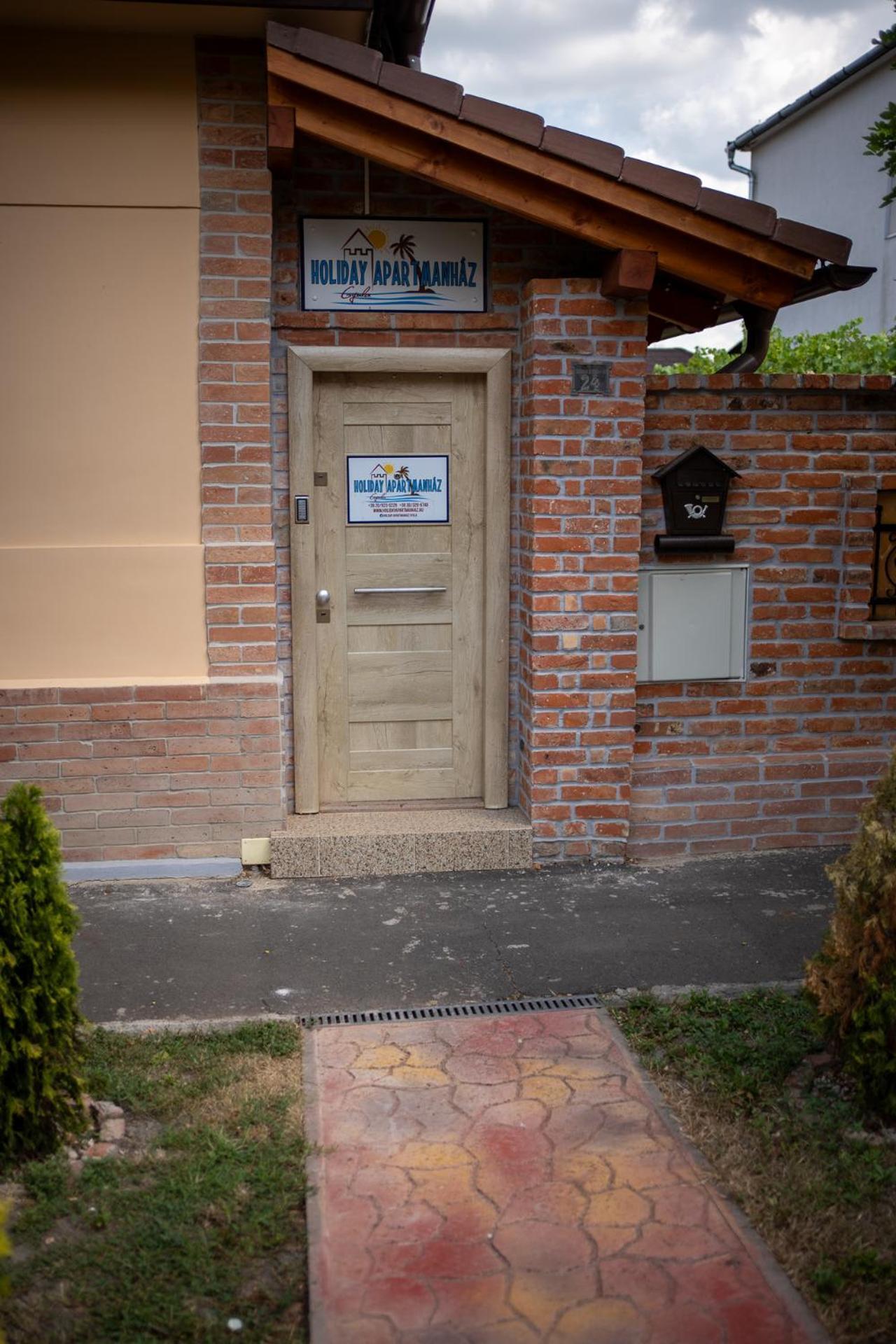 Holiday Apartmanhaz Гюла Екстериор снимка
