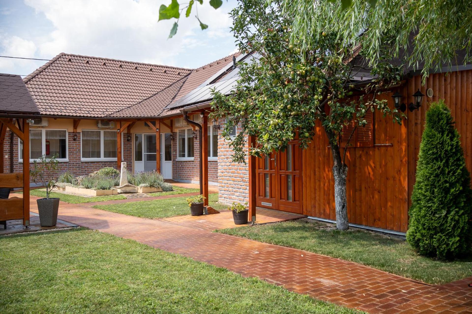 Holiday Apartmanhaz Гюла Екстериор снимка